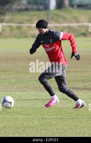 David Beckham sembra di buon umore come egli treni in rosa Adidas scarpini da calcio e un Paris Saint-Germain kit Dotato: David Beckham dove: Londra, Regno Unito quando: 07 Feb 2013 Foto Stock