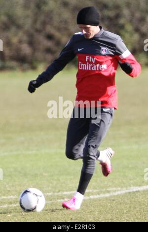 David Beckham sembra di buon umore come egli treni in rosa Adidas scarpini da calcio e un Paris Saint-Germain kit Dotato: David Beckham dove: Londra, Regno Unito quando: 07 Feb 2013 Foto Stock