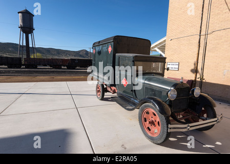 Vintage ferroviaria Agenzia Express carrello presso il deposito del Nevada storica ferrovia settentrionale in Ely, Nevada. Foto Stock