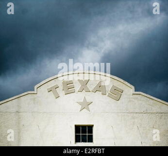 Marfa, Texas, Stati Uniti d'America. Undicesimo Sep, 2013. La facciata di un edificio nel centro di Marfa, Texas. © Ashley Landis/ZUMA filo/ZUMAPRESS.com/Alamy Live News Foto Stock
