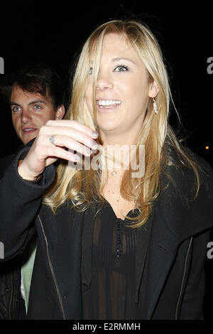 Chelsy Davy e proprietà developer Taylor Williams arrivano al Belgrave Hotel per il marchio di moda Beulah Londra anteprima del suo autunno/inverno 2013 collezione. In una fredda notte di inverni, Chelsy Davy era mostrare un po' di carne e il suo reggiseno, sotto una Camicia in chiffon nero in alto. Chelsy ha anche avuto un qualche tipo di contrassegno bianco sul suo pantaloni neri. Dotato di: Chelsy Davy,Taylor Williams dove: Londra, Regno Unito quando: 13 Feb 2013 Foto Stock