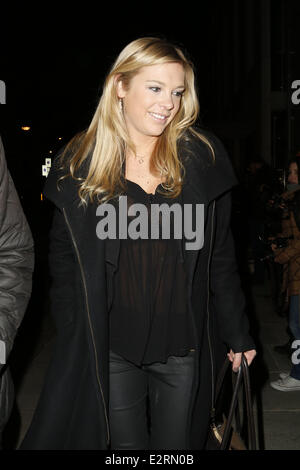 Chelsy Davy e proprietà developer Taylor Williams arrivano al Belgrave Hotel per il marchio di moda Beulah Londra anteprima del suo autunno/inverno 2013 collezione. In una fredda notte di inverni, Chelsy Davy era mostrare un po' di carne e il suo reggiseno, sotto una Camicia in chiffon nero in alto. Chelsy ha anche avuto un qualche tipo di contrassegno bianco sul suo pantaloni neri. Dotato di: Chelsy Davy dove: Londra, Regno Unito quando: 13 Feb 2013 Foto Stock