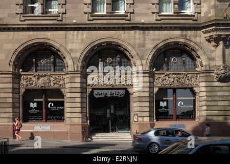 Steet vista dell'ingresso principale di The Scotsman Hotel, North Bridge di Edimburgo. Foto Stock