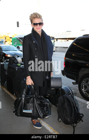 Cody Simpson arrivando all'Aeroporto di Los Angeles con un paio di chitarre con: Cody Simpson dove: Los Angeles, California, Stati Uniti quando: 15 Feb 2013 Foto Stock