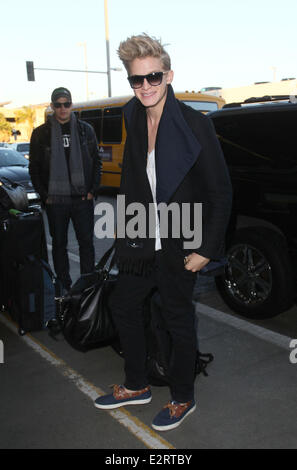 Cody Simpson arrivando all'Aeroporto di Los Angeles con un paio di chitarre con: Cody Simpson dove: Los Angeles, California, Stati Uniti quando: 15 Feb 2013 Foto Stock