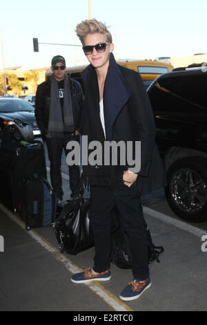 Cody Simpson arrivando all'Aeroporto di Los Angeles con un paio di chitarre con: Cody Simpson dove: Los Angeles, California, Stati Uniti quando: 15 Feb 2013 Foto Stock