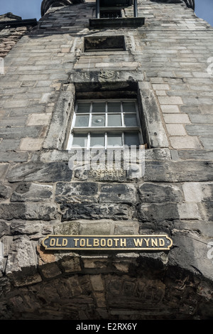 Old Tolbooth Wynd strada segno e finestra sul Canongate Tolbooth. Il Royal Mile di Edimburgo Foto Stock