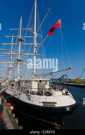 Poole, Dorset, Regno Unito. Xx Giugno, 2014. Il 65 metro lungo Giubileo barca a vela Trust nave scuola per i disabili JST visite tenace Poole Dorset UK per un paio di giorni prima di una 5 giorni di vela che termina a Southampton, la sua casa port. 20 giugno 2014 sera un concerto di musica folk e sea shanties seguita da una giornata aperta al pubblico. Il 50% dell' equipaggio hanno disabilità. Credito: Roger Allen Fotografia/Alamy Live News Foto Stock