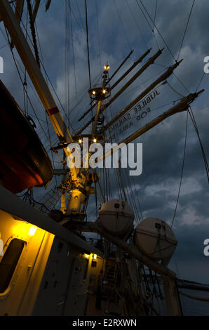 Poole, Dorset, Regno Unito. Xx Giugno, 2014. Il 65 metro lungo Giubileo barca a vela Trust nave scuola per i disabili JST visite tenace Poole Dorset UK per un paio di giorni prima di una 5 giorni di vela che termina a Southampton, la sua casa port. 20 giugno 2014 sera un concerto di musica folk e sea shanties seguita da una giornata aperta al pubblico. Il 50% dell' equipaggio hanno disabilità. Credito: Roger Allen Fotografia/Alamy Live News Foto Stock