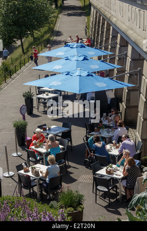 Posti a sedere esterni presso la National Gallery of Scotland cafe e ristorante, Edimburgo Foto Stock