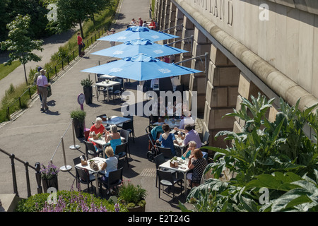 Posti a sedere esterni presso la National Gallery of Scotland cafe e ristorante, Edimburgo Foto Stock