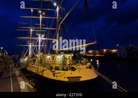 Poole, Dorset, Regno Unito. Xx Giugno, 2014. Il 65 metro lungo Giubileo barca a vela Trust nave scuola per i disabili JST visite tenace Poole Dorset UK per un paio di giorni prima di una 5 giorni di vela che termina a Southampton, la sua casa port. 20 giugno 2014 sera un concerto di musica folk e sea shanties seguita da una giornata aperta al pubblico. Il 50% dell' equipaggio hanno disabilità. Credito: Roger Allen Fotografia/Alamy Live News Foto Stock