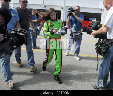 Danica Patrick che divenne la prima donna nella storia di NASCAR per conquistare la pole award per la NASCAR Sprint Cup Series Daytona 500 appare durante la pratica al Daytona International Speedway dotate: Danica Patrick dove: Daytona, Florida, Stati Uniti siamo Foto Stock