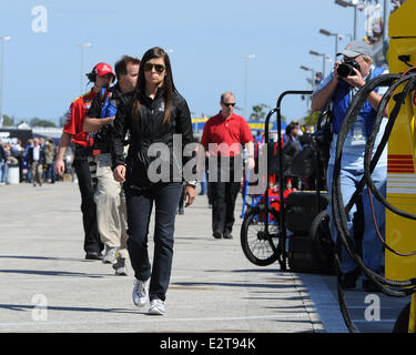 Danica Patrick che divenne la prima donna nella storia di NASCAR per conquistare la pole award per la NASCAR Sprint Cup Series Daytona 500 appare durante la pratica al Daytona International Speedway dotate: Danica Patrick dove: Daytona, Florida, Stati Uniti siamo Foto Stock