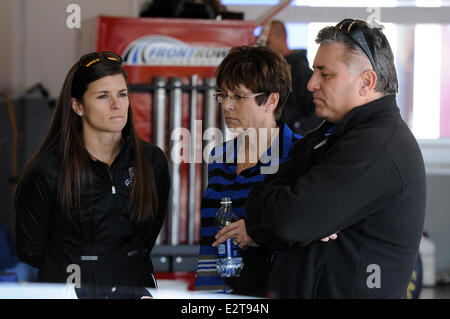 Danica Patrick che divenne la prima donna nella storia di NASCAR per conquistare la pole award per la NASCAR Sprint Cup Series Daytona 500 appare durante la pratica al Daytona International Speedway dotate: Danica Patrick dove: Daytona, Florida, Stati Uniti siamo Foto Stock