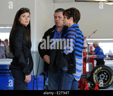 Danica Patrick che divenne la prima donna nella storia di NASCAR per conquistare la pole award per la NASCAR Sprint Cup Series Daytona 500 appare durante la pratica al Daytona International Speedway dotate: Danica Patrick dove: Daytona, Florida, Stati Uniti siamo Foto Stock