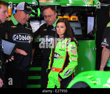 Danica Patrick che divenne la prima donna nella storia di NASCAR per conquistare la pole award per la NASCAR Sprint Cup Series Daytona 500 appare durante la pratica al Daytona International Speedway dotate: Danica Patrick dove: Daytona, Florida, Stati Uniti siamo Foto Stock