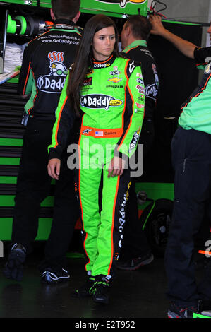 Danica Patrick che divenne la prima donna nella storia di NASCAR per conquistare la pole award per la NASCAR Sprint Cup Series Daytona 500 appare durante la pratica al Daytona International Speedway dotate: Danica Patrick dove: Daytona, Florida, Stati Uniti siamo Foto Stock