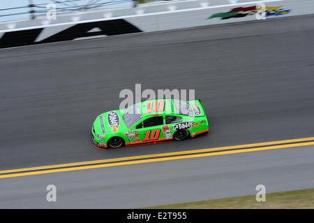 Danica Patrick che divenne la prima donna nella storia di NASCAR per conquistare la pole award per la NASCAR Sprint Cup Series Daytona 500 appare durante la pratica al Daytona International Speedway dotate: Danica Patrick dove: Daytona, Florida, Stati Uniti siamo Foto Stock