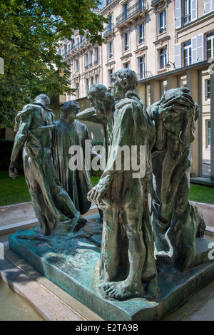 Copia in bronzo di Les Bourgeois de Calais - i Burghers di Calais, la scultura poignant di Auguste Rodin nel giardino al Musee Rodin, Parigi, Ile-de-France Foto Stock