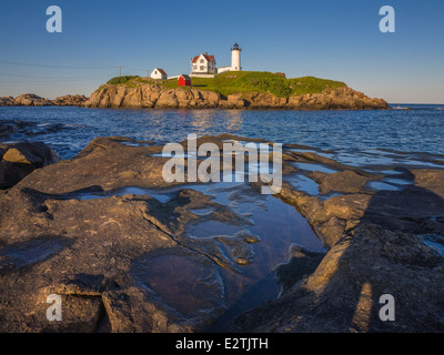 Il Nubble faro al tramonto visto da shore a York, Maine, Stati Uniti d'America Foto Stock