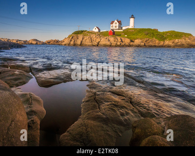 Il Nubble faro al tramonto visto da shore a York, Maine, Stati Uniti d'America Foto Stock