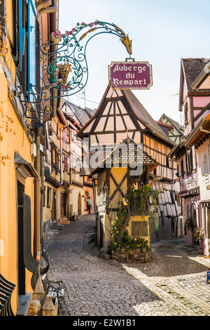 Segno del ristorante  Auberge du Rempart  nella parte storica di eguisheim, Alsazia, Francia Foto Stock