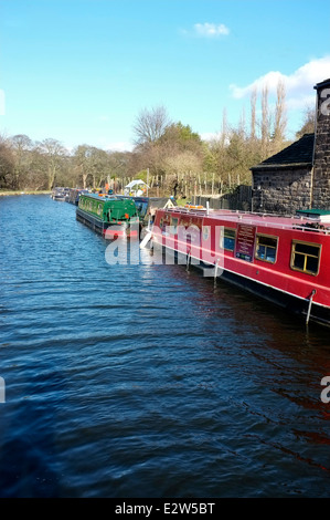 Battelli a Apperley Ponte a Leeds Liverpool Canal Foto Stock