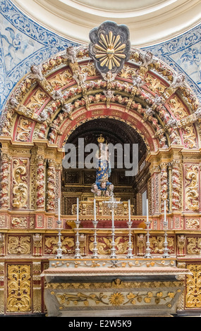 Altare laterale nella cattedrale di faro anche chiamato Igreja de santa maria, Faro, Algarve, PORTOGALLO Foto Stock