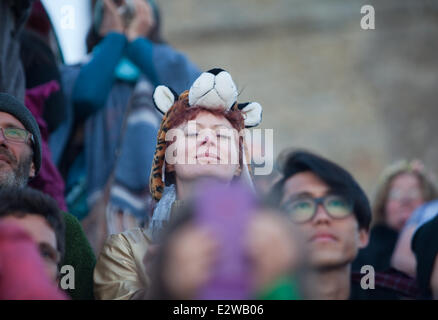 Glastonbury Tor, Somerset, Regno Unito. Il 21 giugno, 2014. Solstizio d'estate sunrise a Glastonbury Tor, Somerset, Regno Unito. Credito: Emma Stoner/Alamy Live News Foto Stock