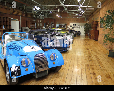 Showroom di Morgan vetture di Malvern mostra Classic Morgan Plus 8 e Aero Max vetture Foto Stock