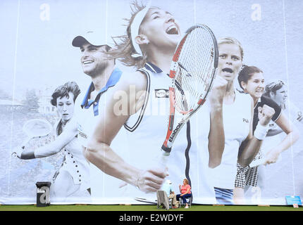 Eastbourne, Regno Unito. Il 21 giugno, 2014. Aegon International Eastbourne. Un grande murale giocatore come spettatori attendere per iniziare a giocare nelle finali in Devonshire Park. Credito: Azione Sport Plus/Alamy Live News Foto Stock