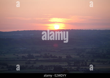 Glastonbury Tor, Somerset, Regno Unito. Il 21 giugno, 2014. Solstizio d'estate sunrise a Glastonbury Tor, Somerset, Regno Unito. Credito: Emma Stoner/Alamy Live News Foto Stock