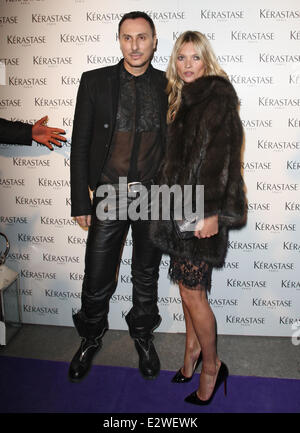 Kate Moss arriva al L'Oreal Kerastase evento di Parigi in corrispondenza di una zona di Mayfair offre: Kate Moss dove: Londra, Regno Unito quando: 11 Mar 2013 Foto Stock