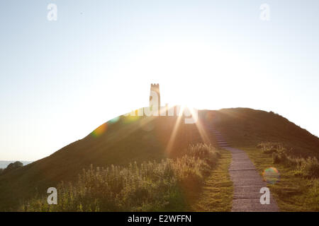 Glastonbury Tor, Somerset, Regno Unito. Il 21 giugno, 2014. Solstizio d'estate sunrise a Glastonbury Tor, Somerset, Regno Unito. Credito: Emma Stoner/Alamy Live News Foto Stock