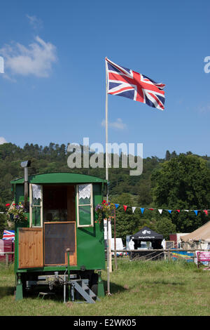 Bakewell, Derbyshire, Regno Unito. Il 20 giugno 2014. Un gypsy caravan sul display a L'Eroica festival del ciclismo Vintage in Bakewell luogo questo fine settimana. 2000 piloti provenienti da tutto il mondo si sono riuniti per incontrare il ciclo e il Peak District sentieri sul loro pre-1980 cicli. Il festival si chiude Domenica sera. Credito: Helen Hughes/Alamy Live News Foto Stock