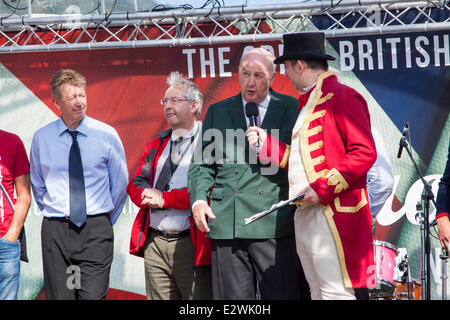 Bakewell, Derbyshire, Regno Unito. Il 20 giugno 2014. Sir Peregrine Cavendish, la corrente il duca di Devonshire e residente a Chatsworth House nel Derbyshire apre la cerimonia inaugurale l'Eroica Ciclismo Vintage Festival in Bakewell che si svolgerà questo fine settimana. Credito: Helen Hughes/Alamy Live News Foto Stock