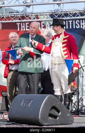 Bakewell, Derbyshire, Regno Unito. Il 20 giugno 2014. Sir Peregrine Cavendish, la corrente il duca di Devonshire e residente a Chatsworth House nel Derbyshire tagli il nastro ad aprire ufficialmente la cerimonia inaugurale l'Eroica Ciclismo Vintage Festival in Bakewell che si svolgerà questo fine settimana. Credito: Helen Hughes/Alamy Live News Foto Stock