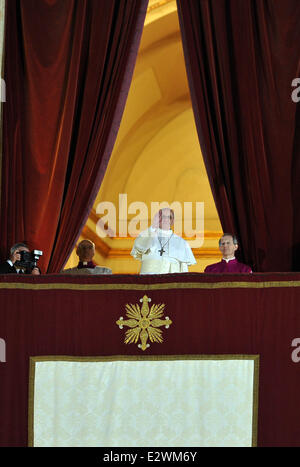 Il Cardinale argentino Jose Mario Bergoglio, Papa Francesco I. (Papa Francesco) viene eletto come nuovo leader della Chiesa cattolica in Piazza San Pietro e Città del Vaticano * CARDINALI CATTOLICA Scegli Jorge Bergoglio come nuovo papa il Cardinale Jorge Mario Bergoglio, th Foto Stock