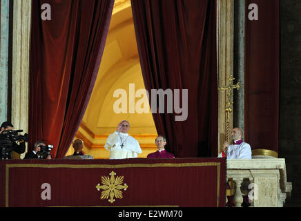 Il Cardinale argentino Jose Mario Bergoglio, Papa Francesco I. (Papa Francesco) viene eletto come nuovo leader della Chiesa cattolica in Piazza San Pietro e Città del Vaticano * CARDINALI CATTOLICA Scegli Jorge Bergoglio come nuovo papa il Cardinale Jorge Mario Bergoglio, th Foto Stock