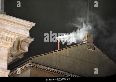 Il Cardinale argentino Jose Mario Bergoglio, Papa Francesco I. (Papa Francesco) viene eletto come nuovo leader della Chiesa cattolica in Piazza San Pietro e Città del Vaticano * CARDINALI CATTOLICA Scegli Jorge Bergoglio come nuovo papa il Cardinale Jorge Mario Bergoglio, th Foto Stock