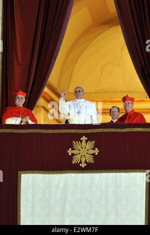 Il Cardinale argentino Jose Mario Bergoglio, Papa Francesco I. (Papa Francesco) viene eletto come nuovo leader della Chiesa cattolica in Piazza San Pietro e Città del Vaticano * CARDINALI CATTOLICA Scegli Jorge Bergoglio come nuovo papa il Cardinale Jorge Mario Bergoglio, th Foto Stock