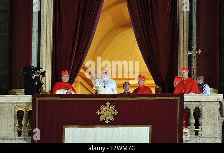 Il Cardinale argentino Jose Mario Bergoglio, Papa Francesco I. (Papa Francesco) viene eletto come nuovo leader della Chiesa cattolica in Piazza San Pietro e Città del Vaticano * CARDINALI CATTOLICA Scegli Jorge Bergoglio come nuovo papa il Cardinale Jorge Mario Bergoglio, Arcivescovo di Buenos Aires, in Argentina è stato nominato il nuovo Papa. Emissione di fumo bianco billowed fuori del Vaticano della Cappella Sistina camino mercoledì sera (13Mar13) sta a significare un nuovo pontefice era stato scelto, 24 ore dopo cardinali ha iniziato la votazione. Il nuovo papa ha salutato le masse stipati in Piazza San Pietro dal balcone di San Pietro Foto Stock