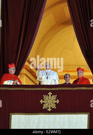 Il Cardinale argentino Jose Mario Bergoglio, Papa Francesco I. (Papa Francesco) viene eletto come nuovo leader della Chiesa cattolica in Piazza San Pietro e Città del Vaticano * CARDINALI CATTOLICA Scegli Jorge Bergoglio come nuovo papa il Cardinale Jorge Mario Bergoglio, th Foto Stock