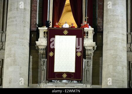 Il Cardinale argentino Jose Mario Bergoglio, Papa Francesco I. (Papa Francesco) viene eletto come nuovo leader della Chiesa cattolica in Piazza San Pietro e Città del Vaticano * CARDINALI CATTOLICA Scegli Jorge Bergoglio come nuovo papa il Cardinale Jorge Mario Bergoglio, th Foto Stock