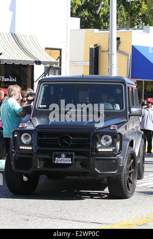 Kim Kardashian si allontana nella sua black Platinum Motorsports sintonizzato Mercedes Benz G63 AMG dopo aver lasciato il Bel Bambini su Robertson Blvd dotate: Kim Kardashian dove: Los Angeles, California, Stati Uniti quando: 13 Mar 2013 Foto Stock