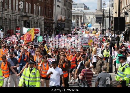 Londra, Regno Unito. Il 21 giugno, 2014. Migliaia di persone si sono unite a marzo, Sabato 21 Giugno, 2014, organizzata dall'assemblea del popolo, i sindacati e i gruppi di campagna sotto lo slogan "Niente più austerità: Domanda l' alternativa hanno marciato attraverso il centro di Londra da fuori sede della BBC per le Case del Parlamento dove è stato un rally detenuti. I manifestanti hanno marciato con striscioni e cartelloni facendo sentire la loro voce in materia di molti problemi diversi tra cui austerità fiscale e il servizio sanitario nazionale (NHS). Credito: Christopher Middleton/Alamy Live News Foto Stock