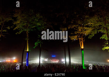 Dover, Delaware, Stati Uniti d'America. Xx Giugno, 2014. Colorate concerto atmosferica ventole godendo il 2014 Firefly Music Festival di Dover, Delaware Credit: Daniel DeSlover/ZUMAPRESS.com/Alamy Live News Foto Stock