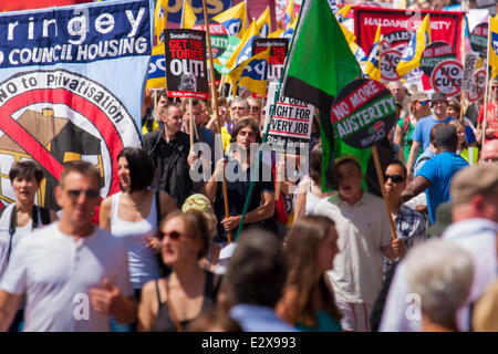 Londra, 21 giugno 2014. Le bandiere e gli striscioni prendere il sole come migliaia marzo contro il governo taglia a Londra. Credito: Paolo Davey/Alamy Live News Foto Stock