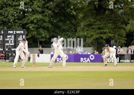 Gli uomini che giocano a cricket in un match durante il Cheltenham festival di cricket Foto Stock